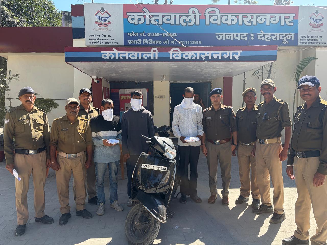 नशा तस्करों पर पुलिस का शिकंजा, गैंगस्टर समेत 4 गिरफ्तार