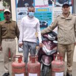 देहरादून में घरों से गैस सिलेंडर चोरी करने वाला शातिर चोर गिरफ्तार, तीन सिलेंडर और स्कूटी बरामद