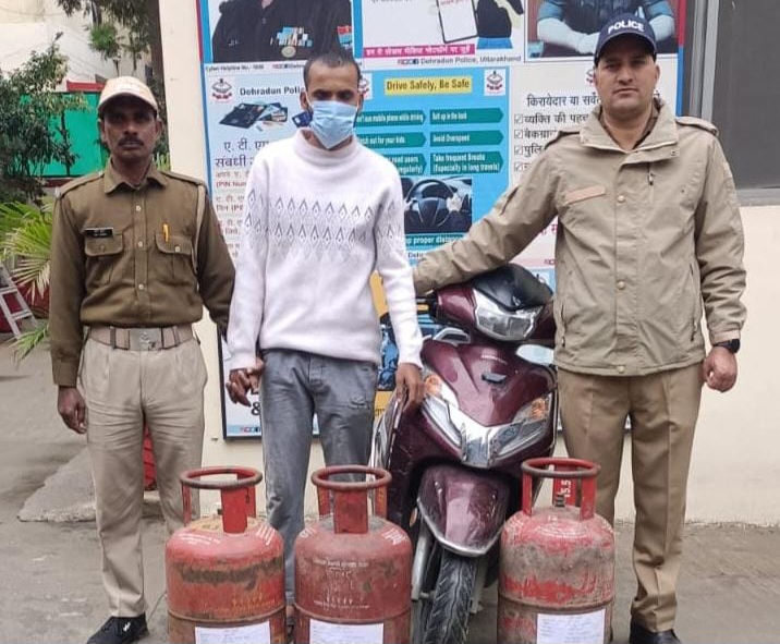देहरादून में घरों से गैस सिलेंडर चोरी करने वाला शातिर चोर गिरफ्तार, तीन सिलेंडर और स्कूटी बरामद