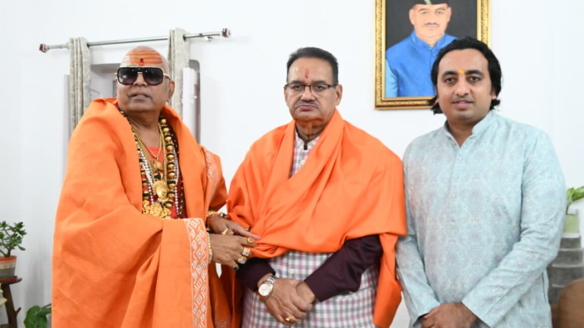 कुंभ-2027 के लिए एनवायरमेंट बाबा ने कैबिनेट मंत्री गणेश जोशी को दिया आमंत्रण