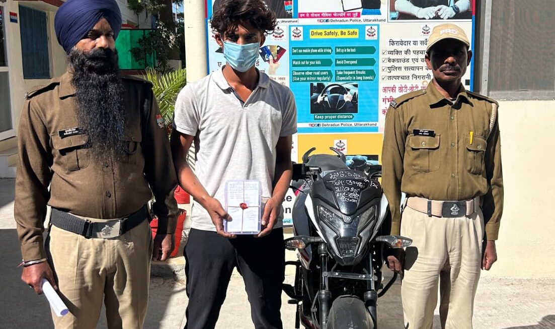 देहरादून में युवती से मोबाइल छीनने वाला सहारनपुर का युवक गिरफ्तार, चोरी की बाइक भी बरामद