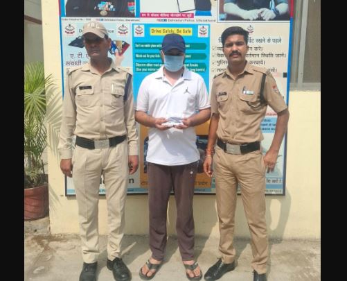 देहरादून में 3 लाख की स्मैक के साथ नशा तस्कर गिरफ्तार, स्थानीय युवाओं को बेचने की थी तैयारी