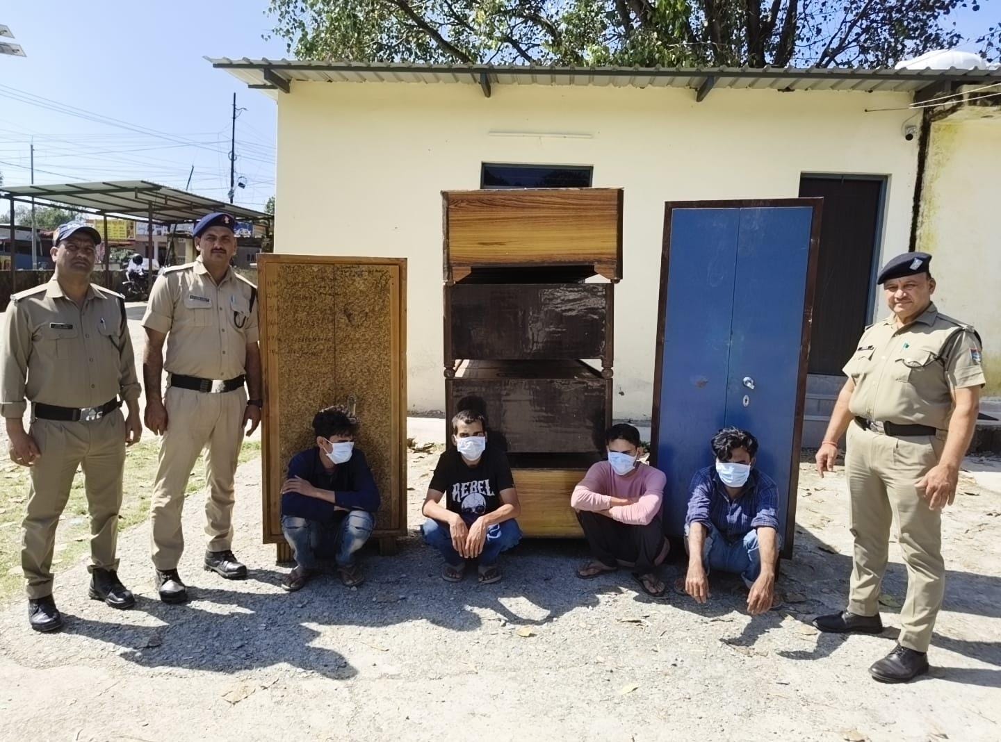 देहरादून में बंद हॉस्टल से चोरी का खुलासा, चार आरोपी गिरफ्तार; बेड और अलमारियां बरामद