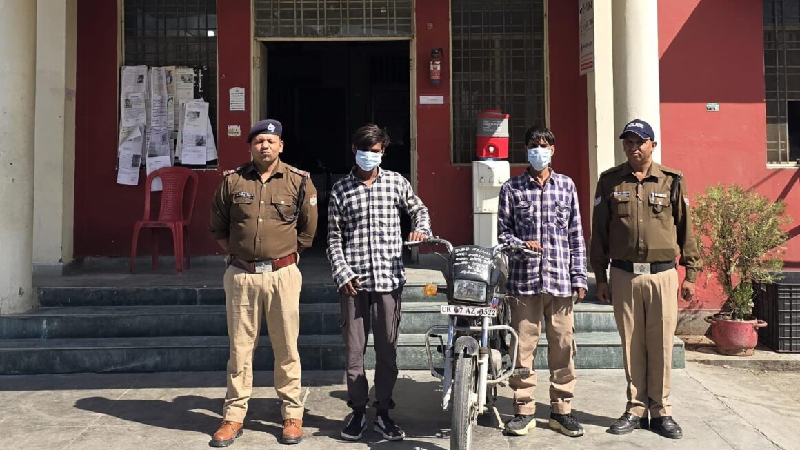 देहरादून में बाइक चोरी का खुलासा, दिल्ली के दो युवक गिरफ्तार; चोरी की स्प्लेंडर बाइक बरामद