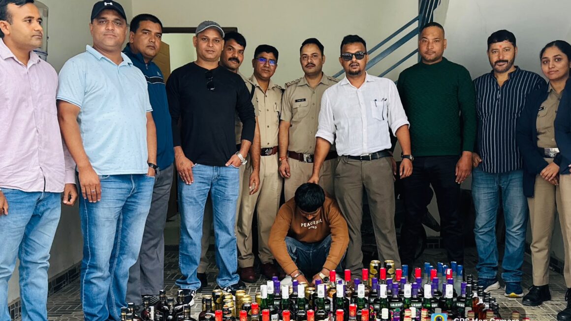 देहरादून में शराब की अवैध होम डिलीवरी का खुलासा, स्कूटी से मिलीं 95 बोतल विदेशी शराब और 28 बीयर कैन