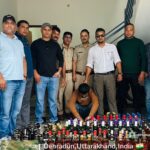 देहरादून में शराब की अवैध होम डिलीवरी का खुलासा, स्कूटी से मिलीं 95 बोतल विदेशी शराब और 28 बीयर कैन