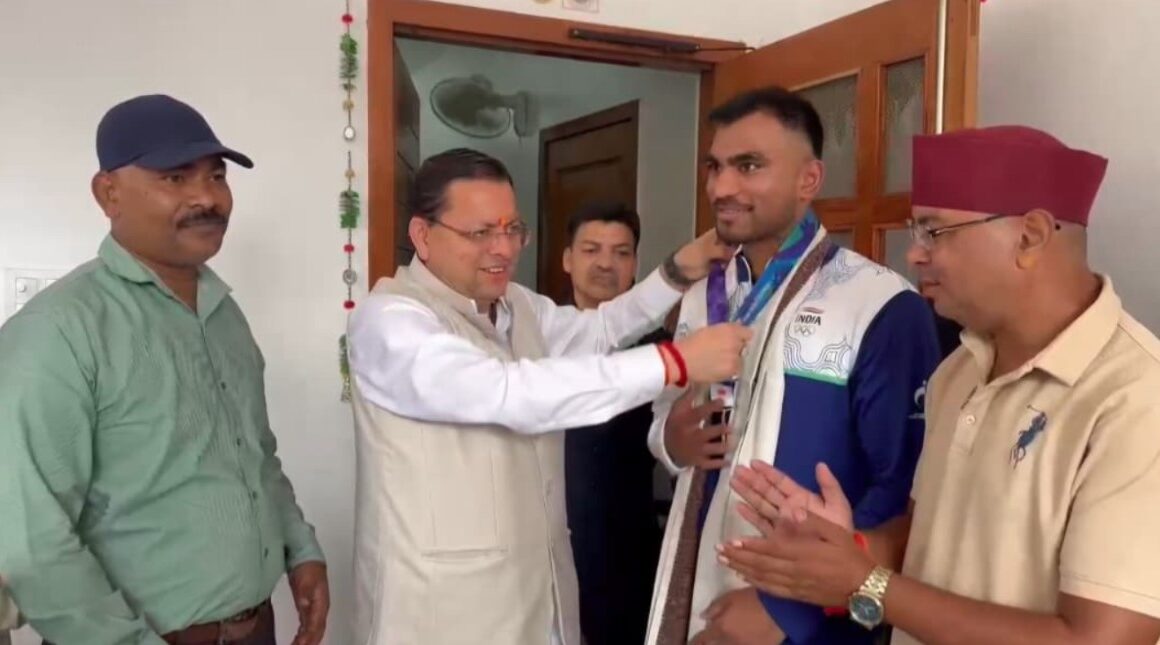 एशियन गेम्स में कांस्य पदक जीतने वाले बॉक्सर कपिल पोखरिया ने मुख्यमंत्री धामी से की भेंट