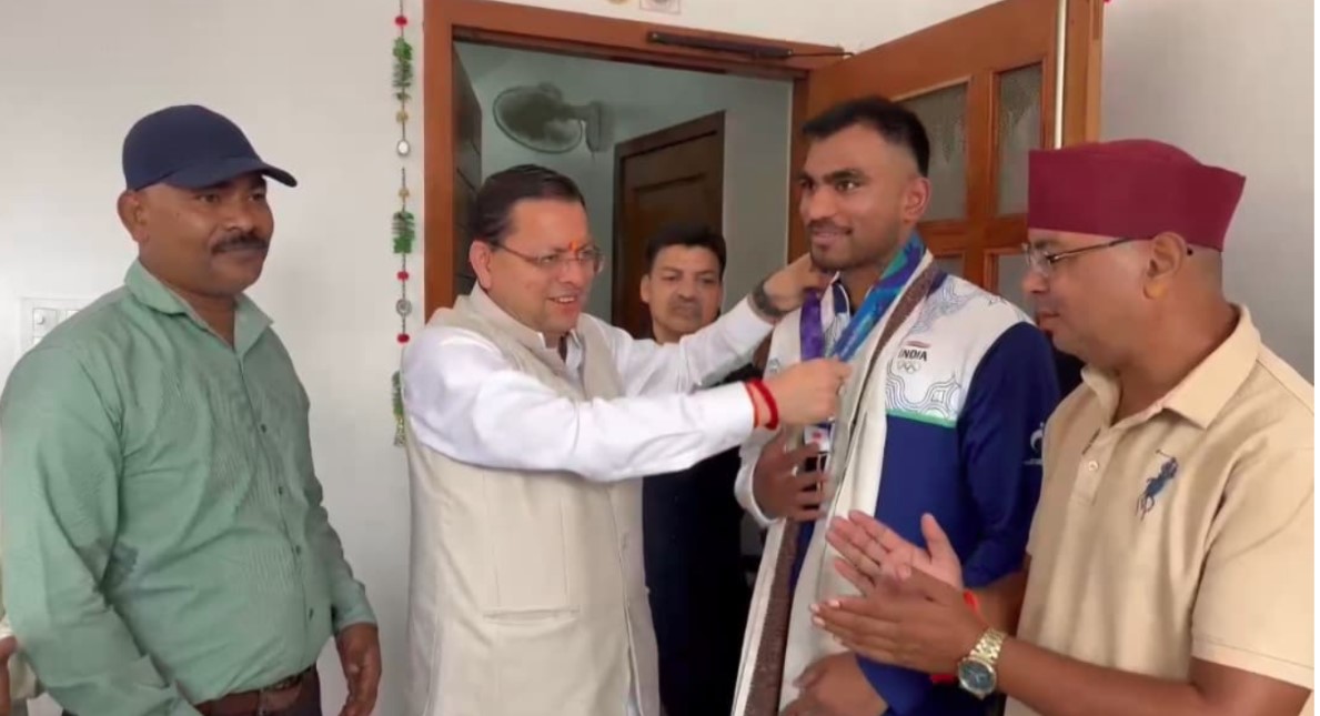 एशियन गेम्स में कांस्य पदक जीतने वाले बॉक्सर कपिल पोखरिया ने मुख्यमंत्री धामी से की भेंट