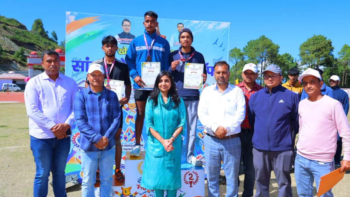 जिलाधिकारी ने सांसद चैंपियनशिप ट्रॉफी में पहुंचकर बढ़ाया खिलाड़ियों का उत्साह