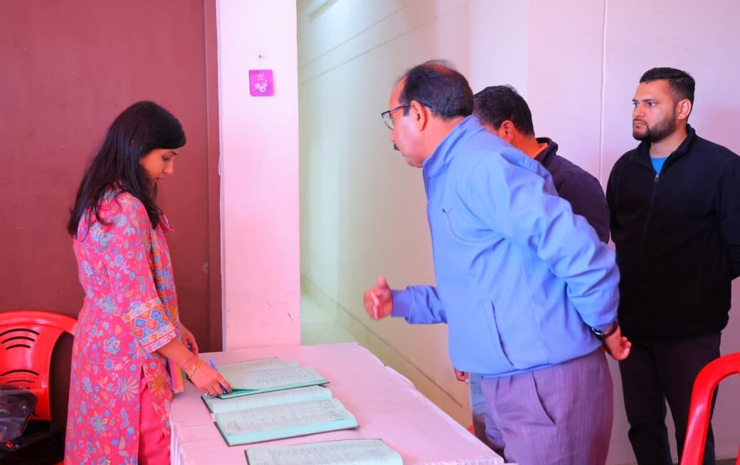 जिलाधिकारी ने छतरीधार स्थित ईवीएम गोदाम में चल रही एफएलसी प्रक्रिया का किया निरीक्षण
