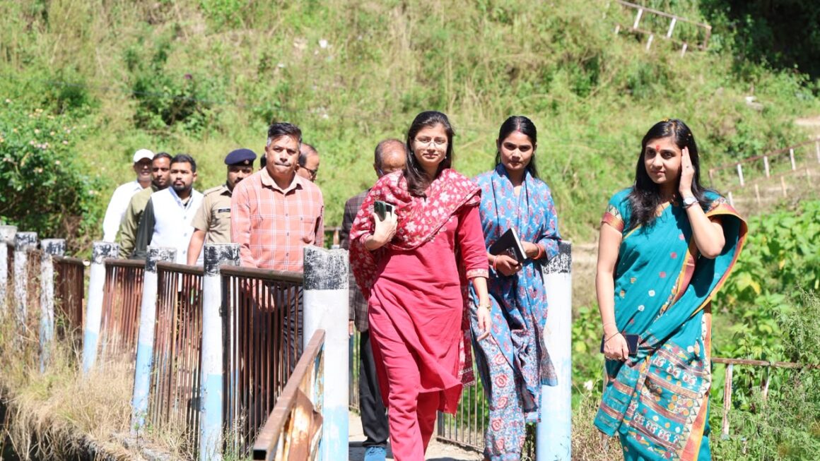 ल्वाली से घीड़ी तक क्षेत्र भ्रमण पर निकली जिलाधिकारी, विकास कार्यों और व्यवस्थाओं का लिया जायजा