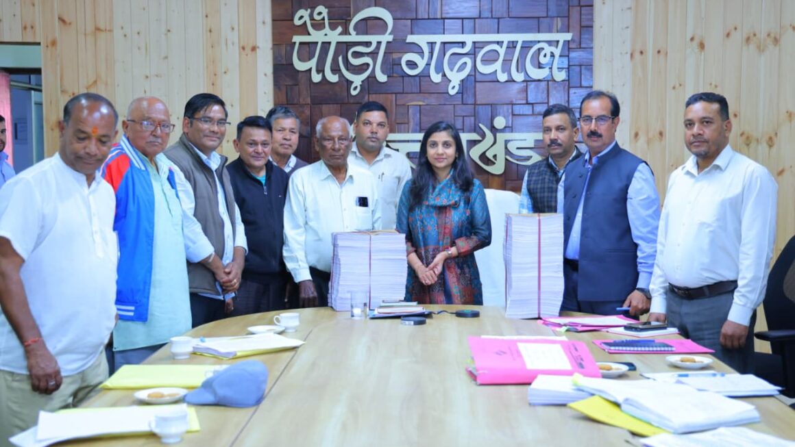 अंतिम मतदाता सूची एवं प्रथम स्तरीय जांच को लेकर जिलाधिकारी ने की राजनीतिक दलों के प्रतिनिधियों के साथ बैठक