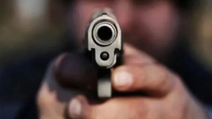 फिरोजाबाद में घरेलू विवाद ने लिया खूनी मोड़, पत्नी और युवक पर फायरिंग; पुलिस ने आरोपी पति को दबोचा