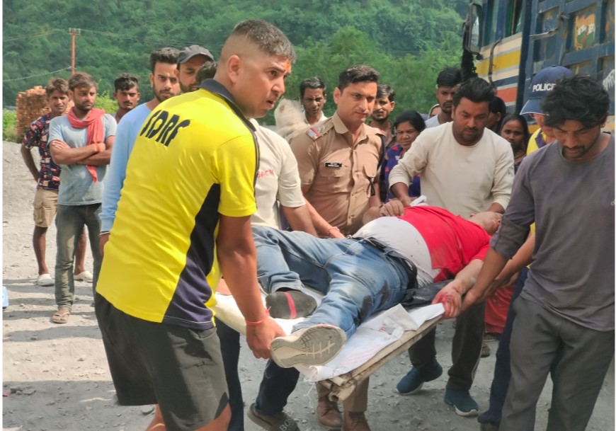 सहस्त्रधारा में 50 मीटर गहरी खाई में गिरी कार, SDRF ने त्वरित रेस्क्यू कर तीनों घायलों को निकाला सुरक्षित